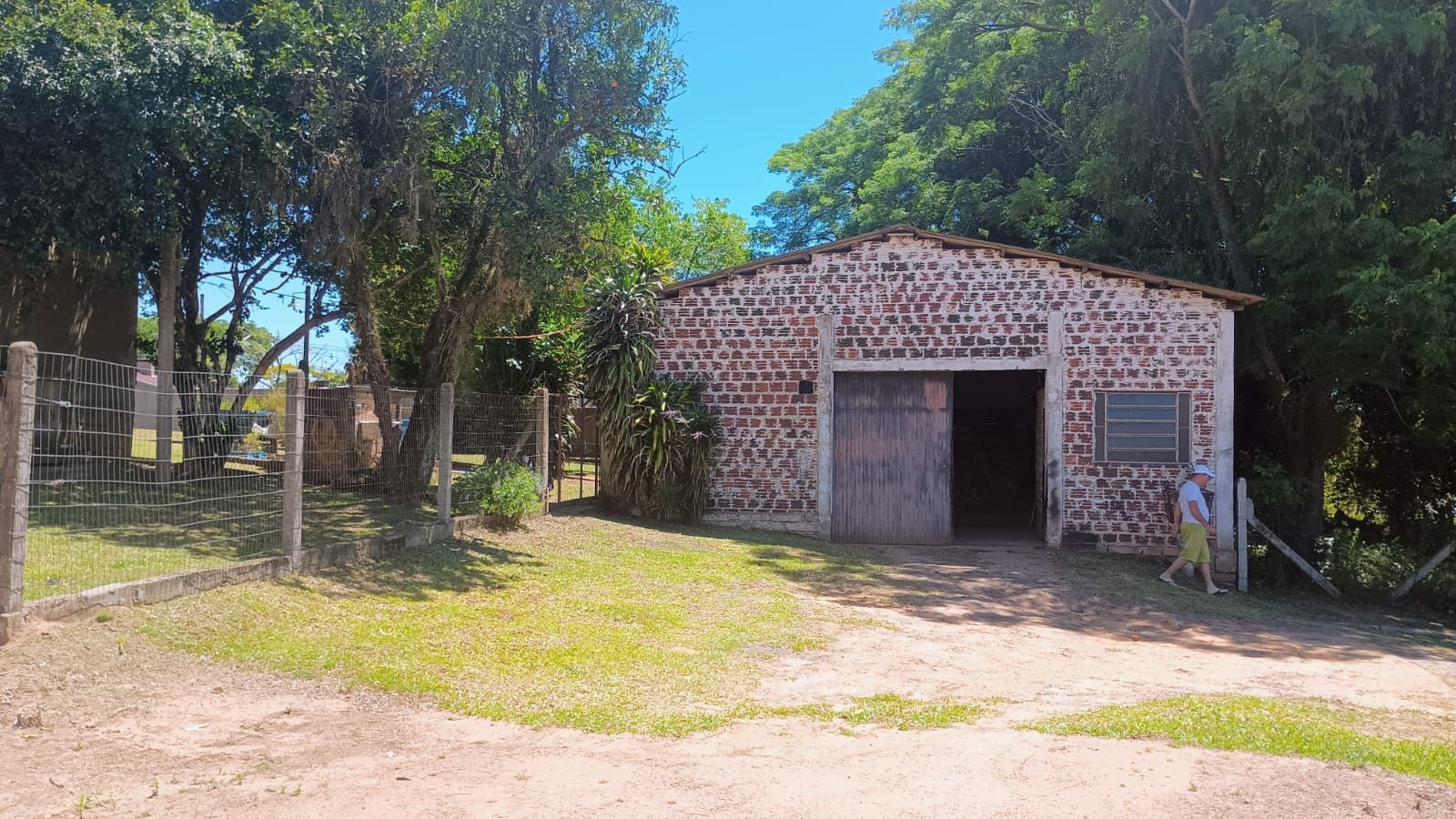 Terreno com casa e galpão em Capela de Santana