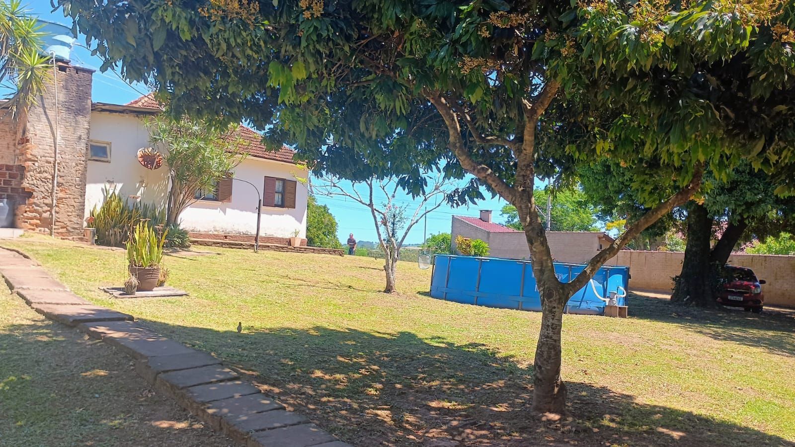 Terreno com casa e galpão em Capela de Santana