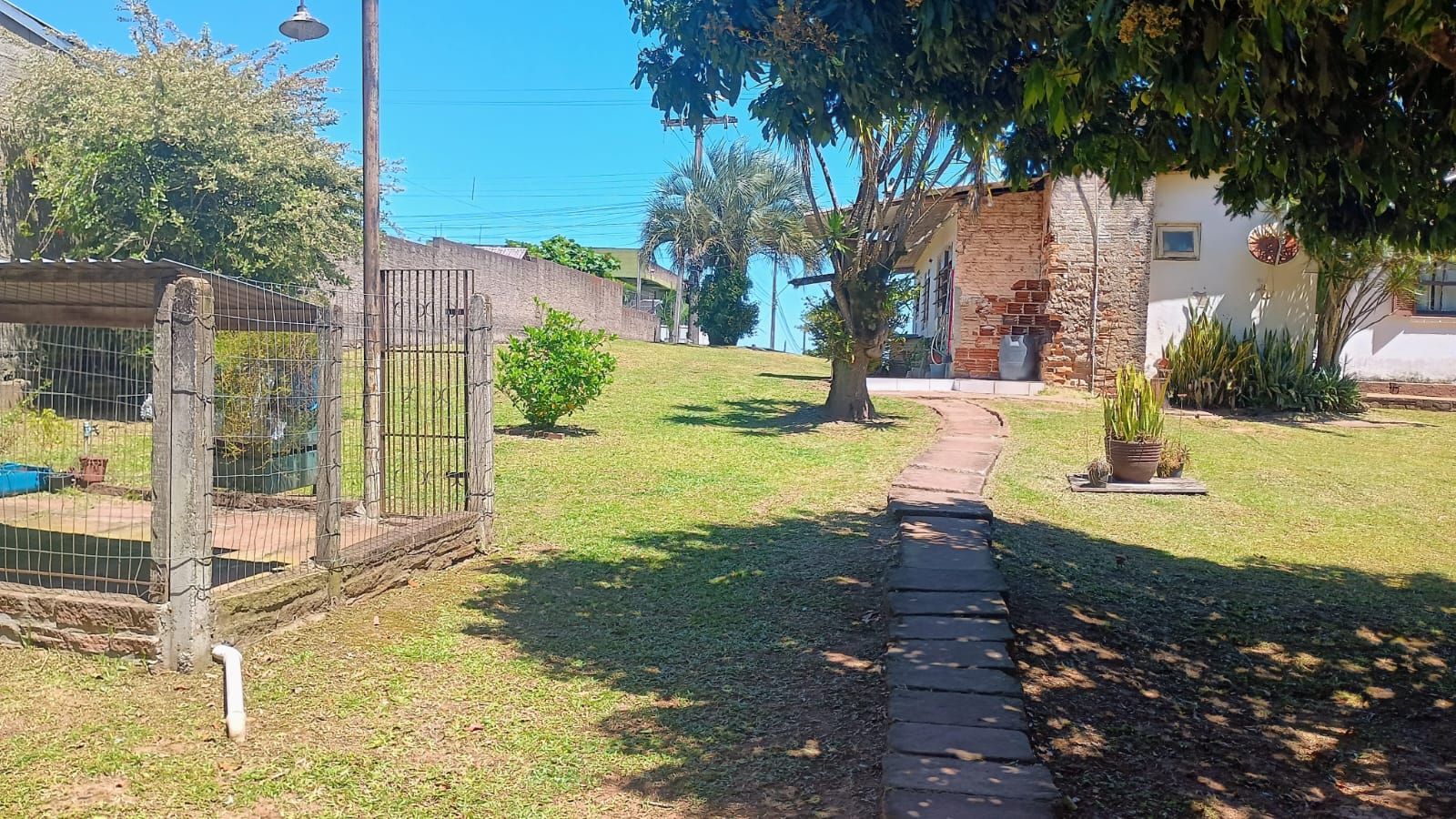 Terreno com casa e galpão em Capela de Santana