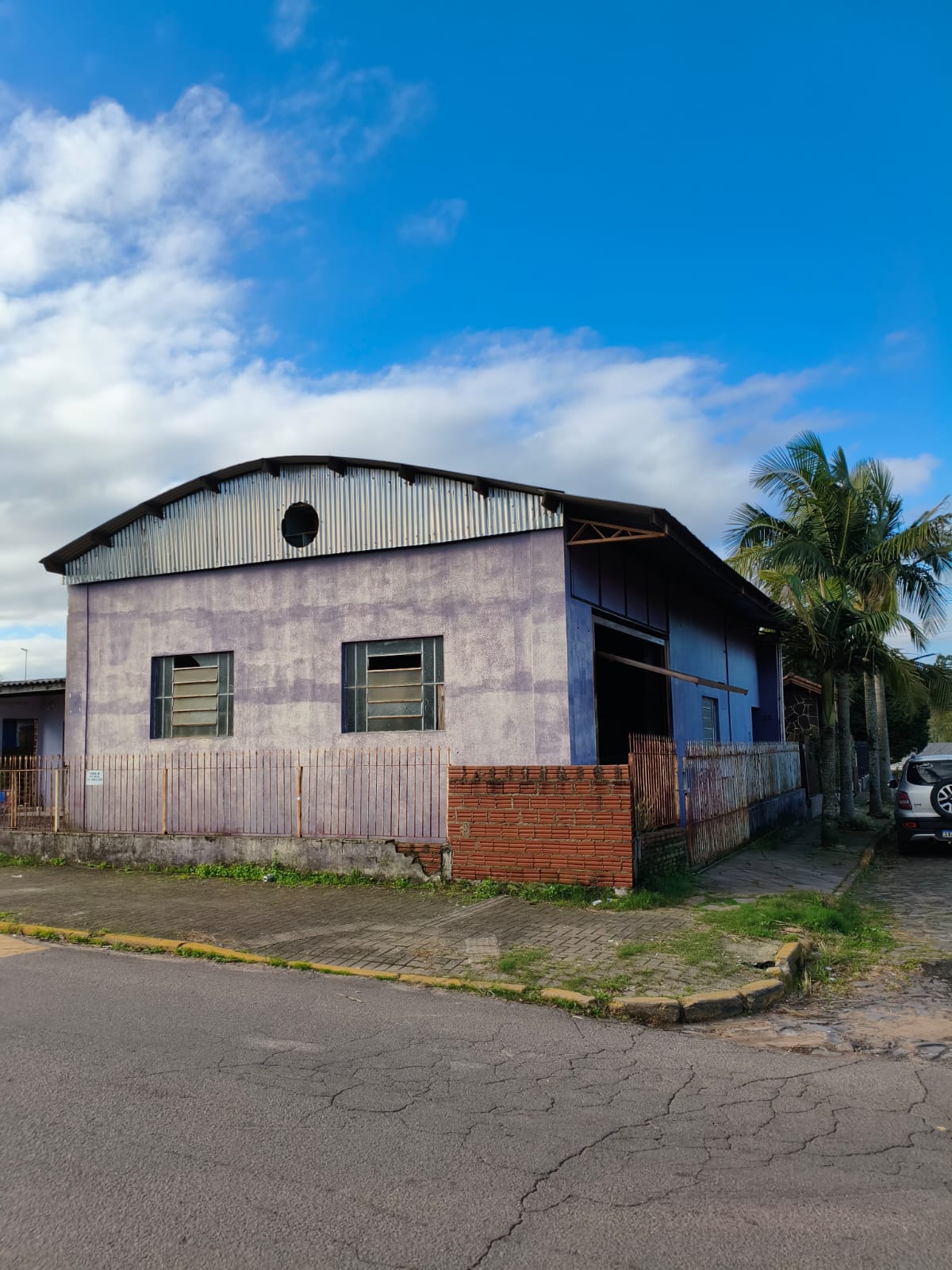 Pavilhão comercial com residência em Portão