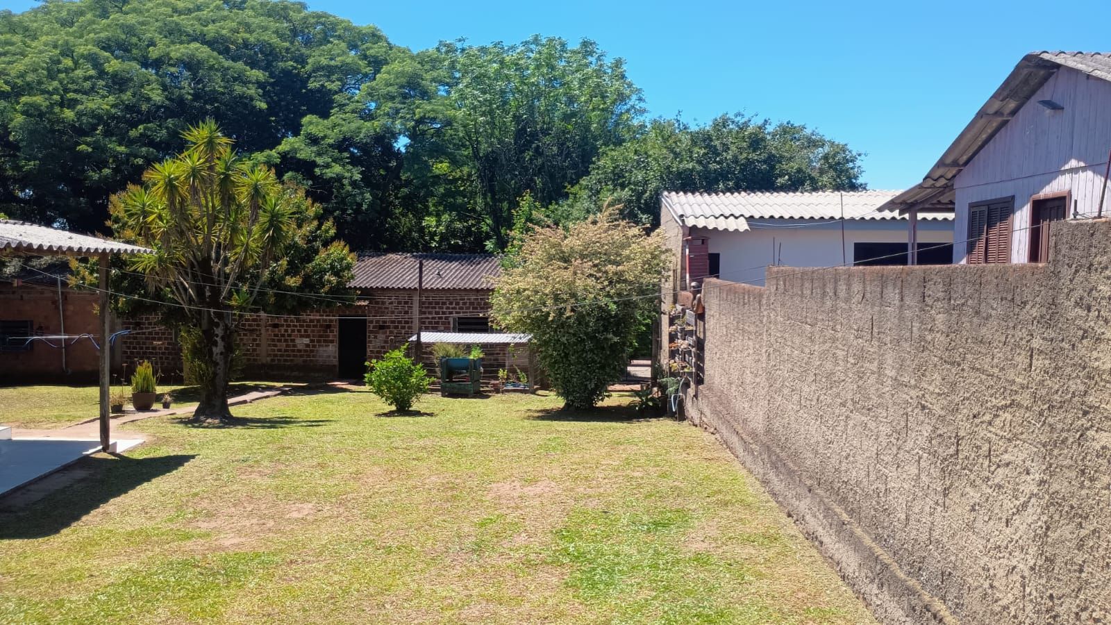 Terreno com casa e galpão em Capela de Santana