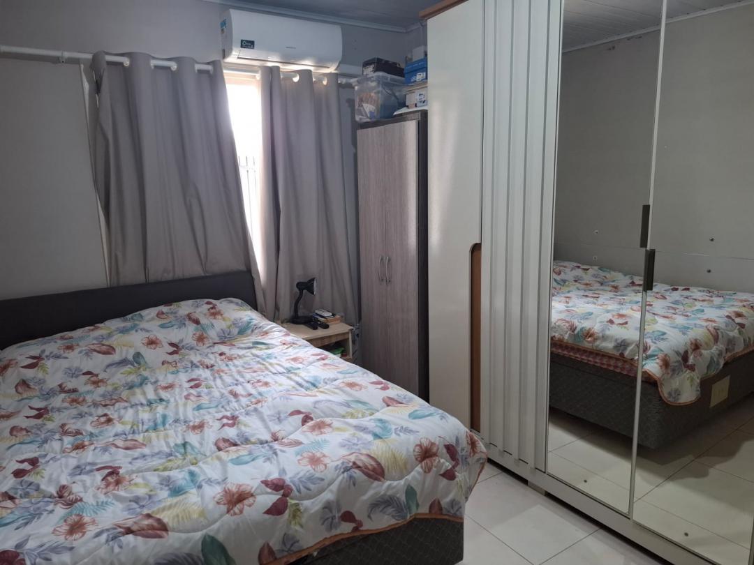 Casa com piscina e edícula