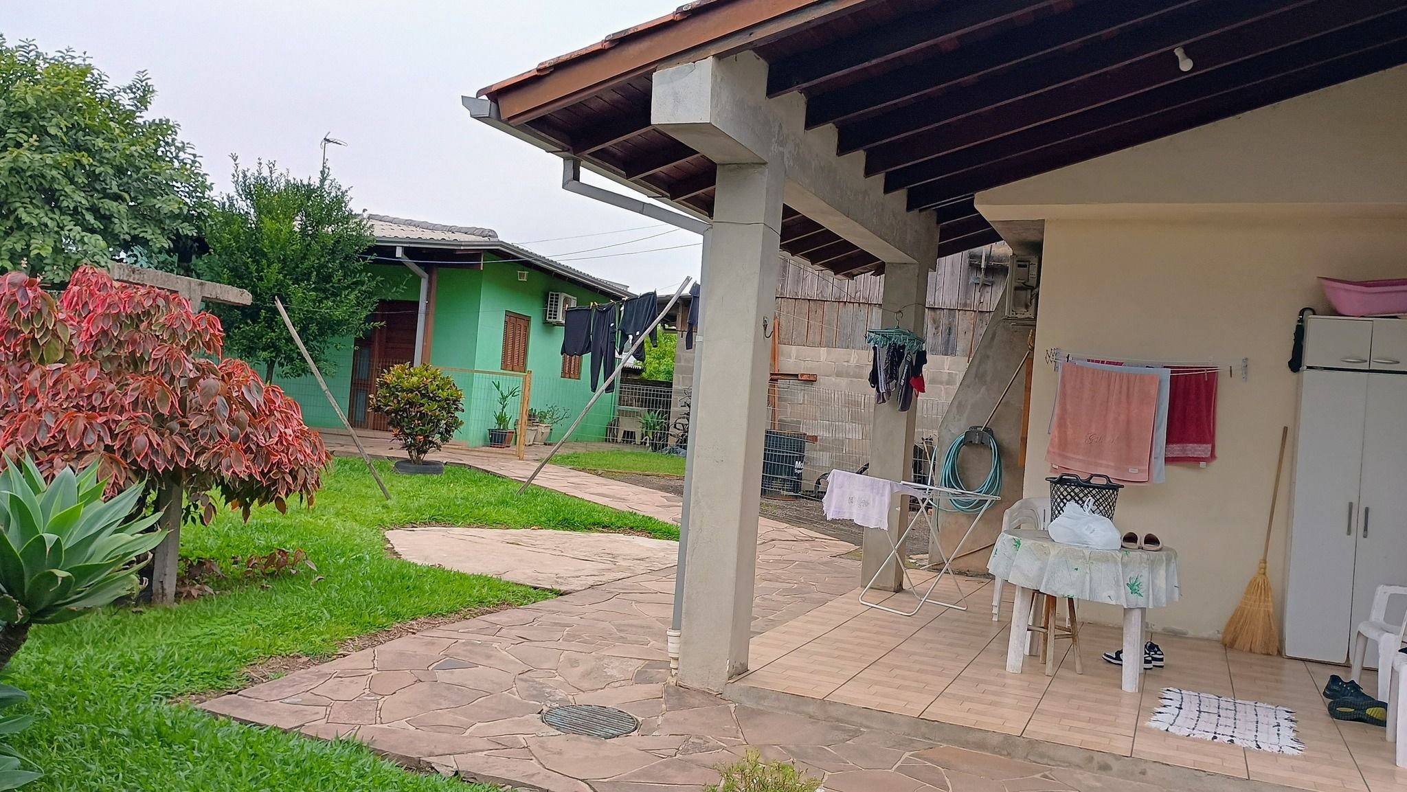 Terreno com 2 casas + 2 galpões