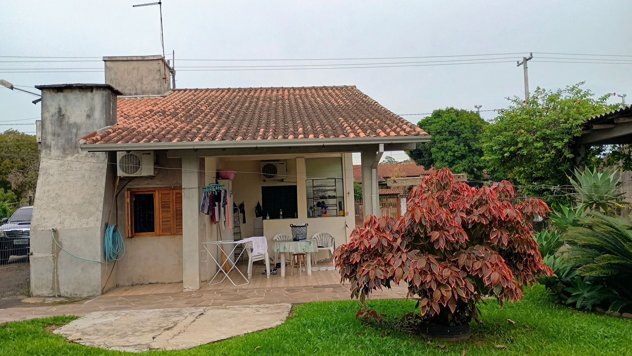 Terreno com 2 casas + 2 galpões