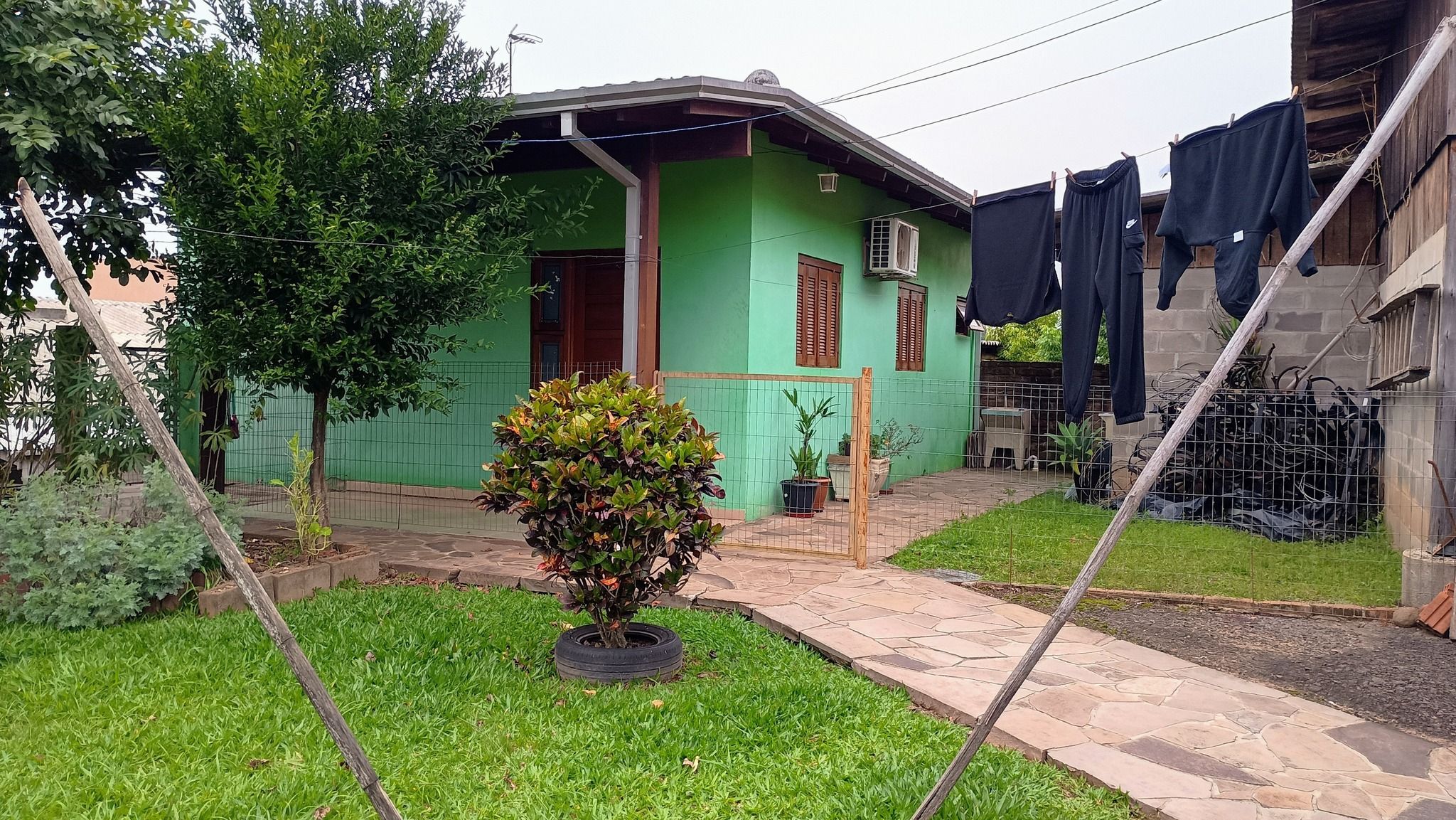 Terreno com 2 casas + 2 galpões