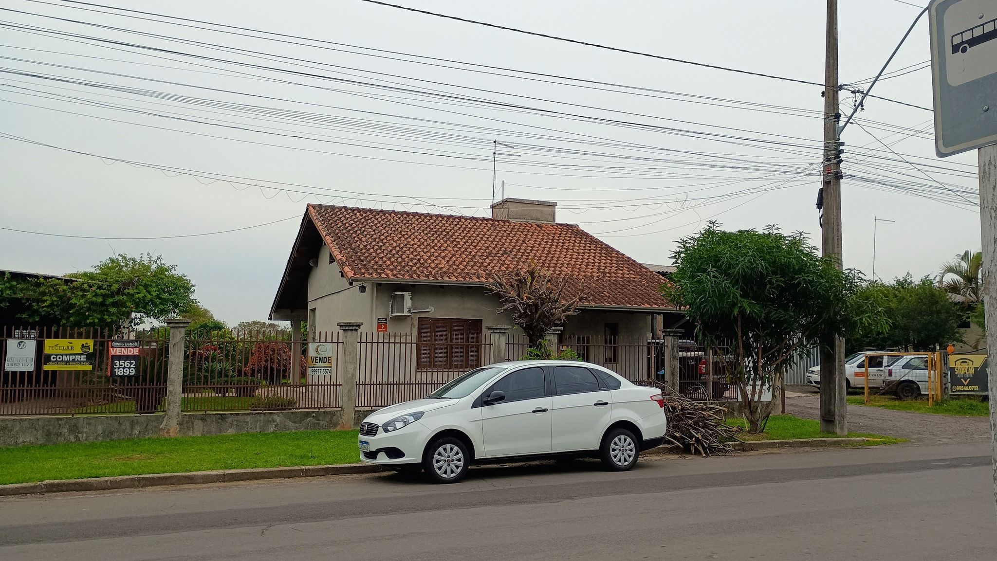 Terreno com 2 casas + 2 galpões