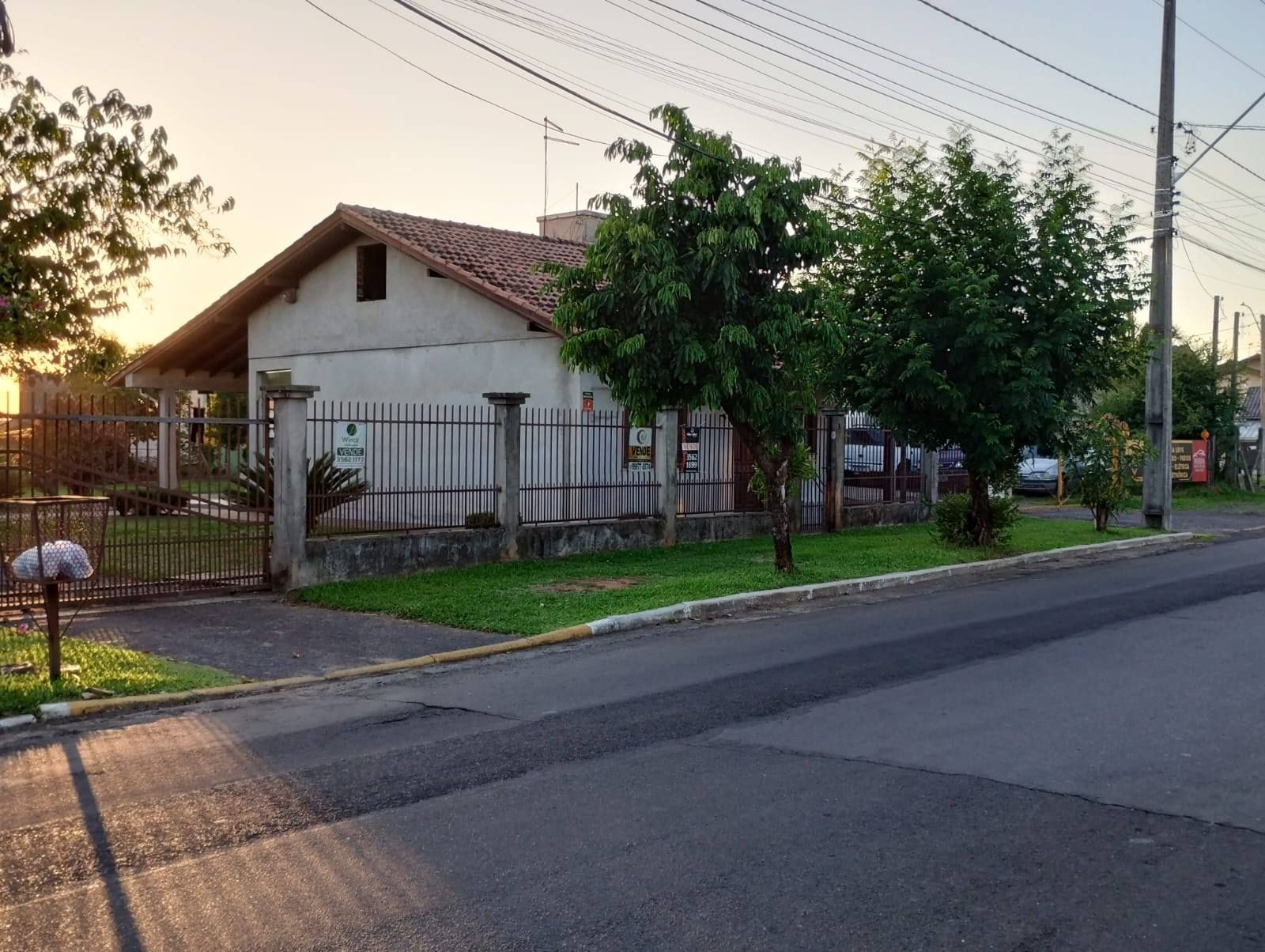 Terreno com 2 casas + 2 galpões