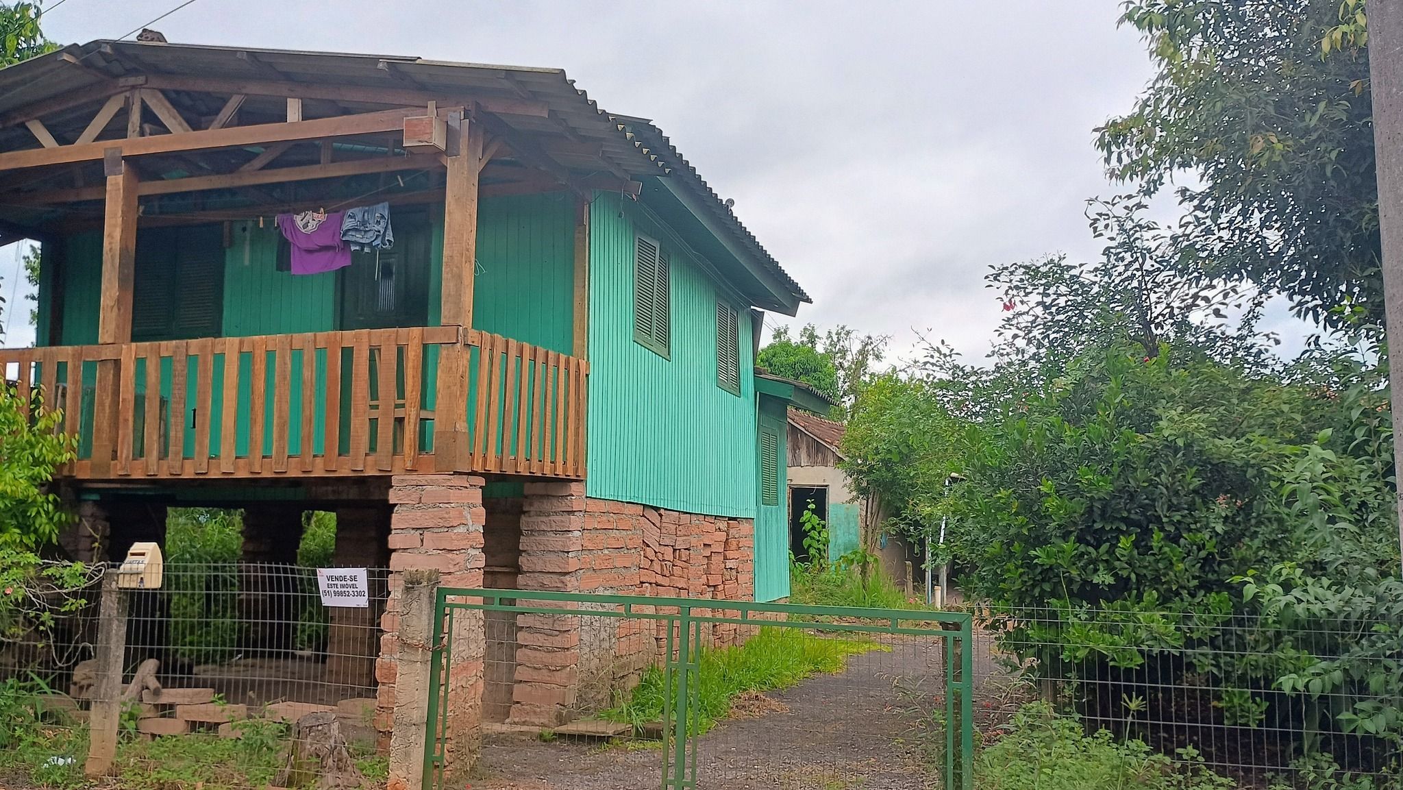 Terreno com duas casas em Portão