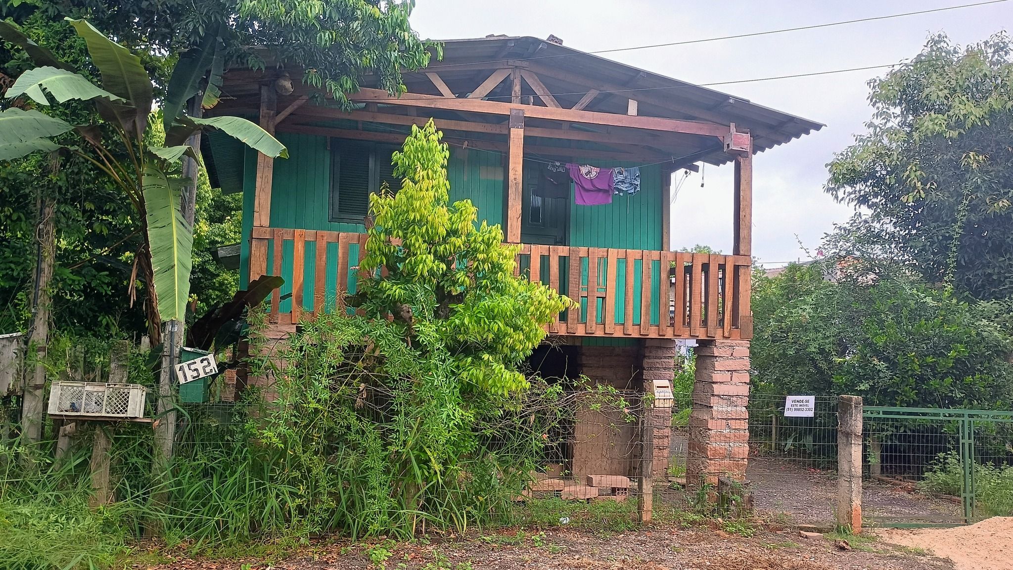 Terreno com duas casas em Portão