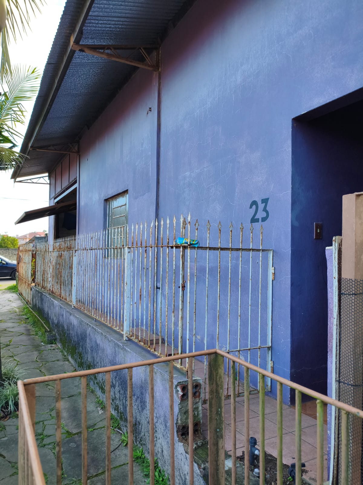 Pavilhão comercial com residência em Portão