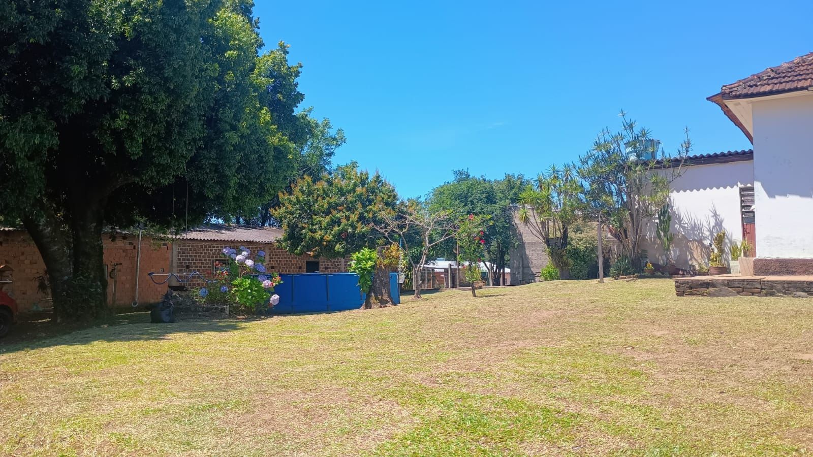 Terreno com casa e galpão em Capela de Santana