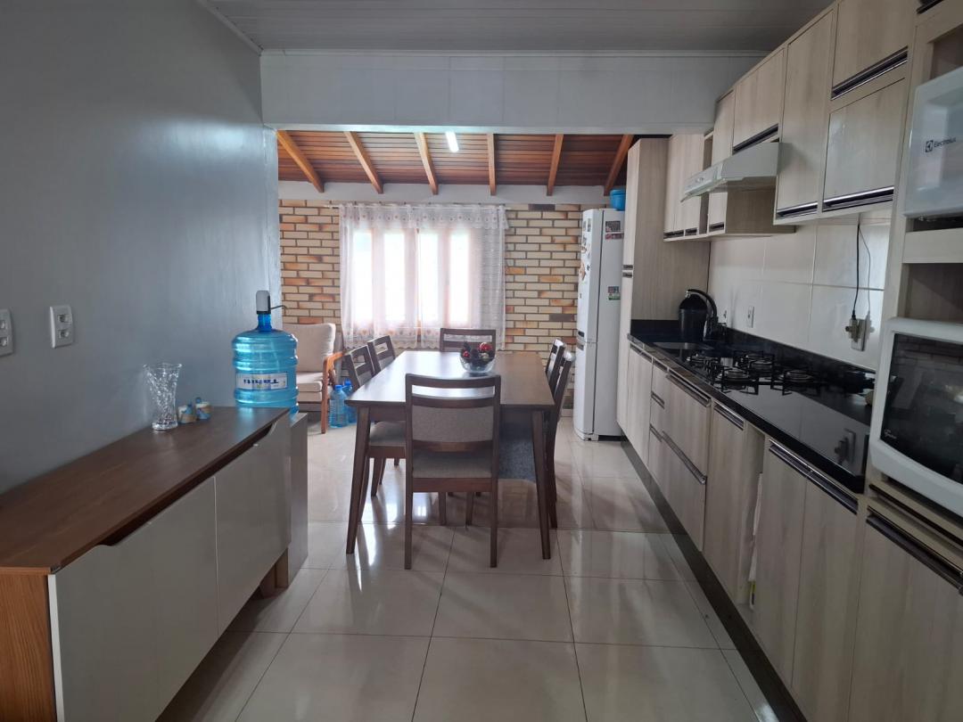Casa com piscina e edícula