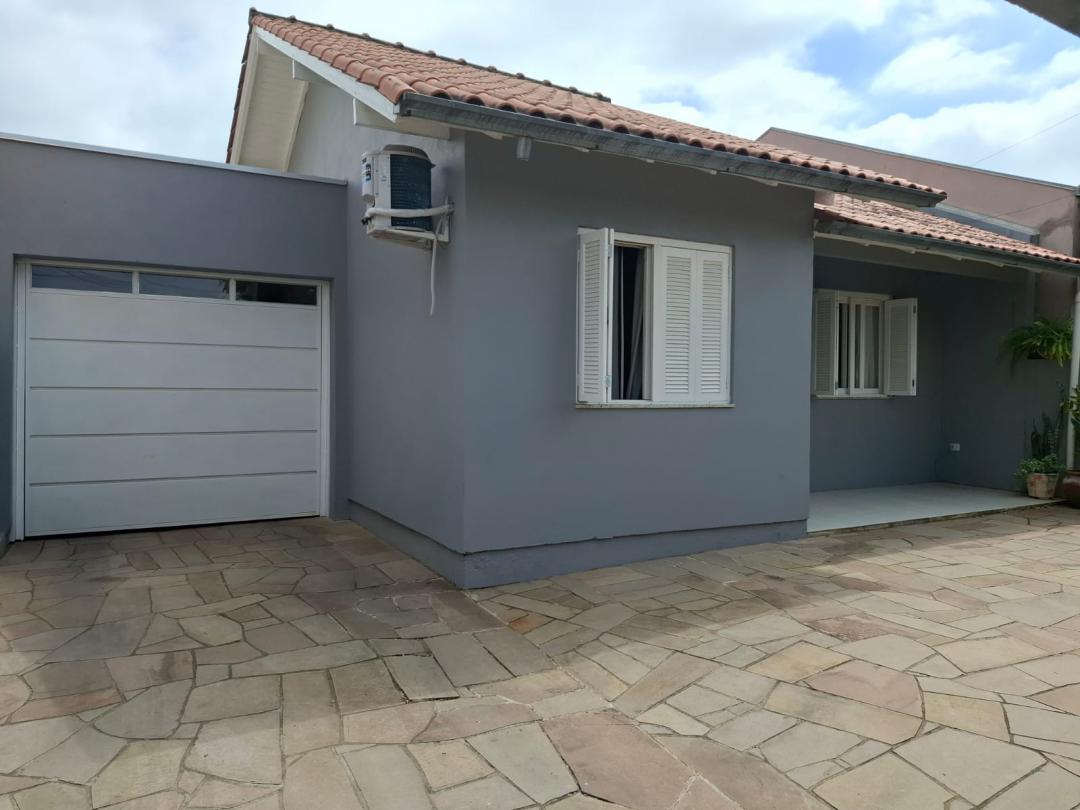 Casa com piscina e edícula