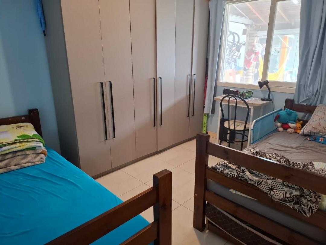 Casa com piscina e edícula
