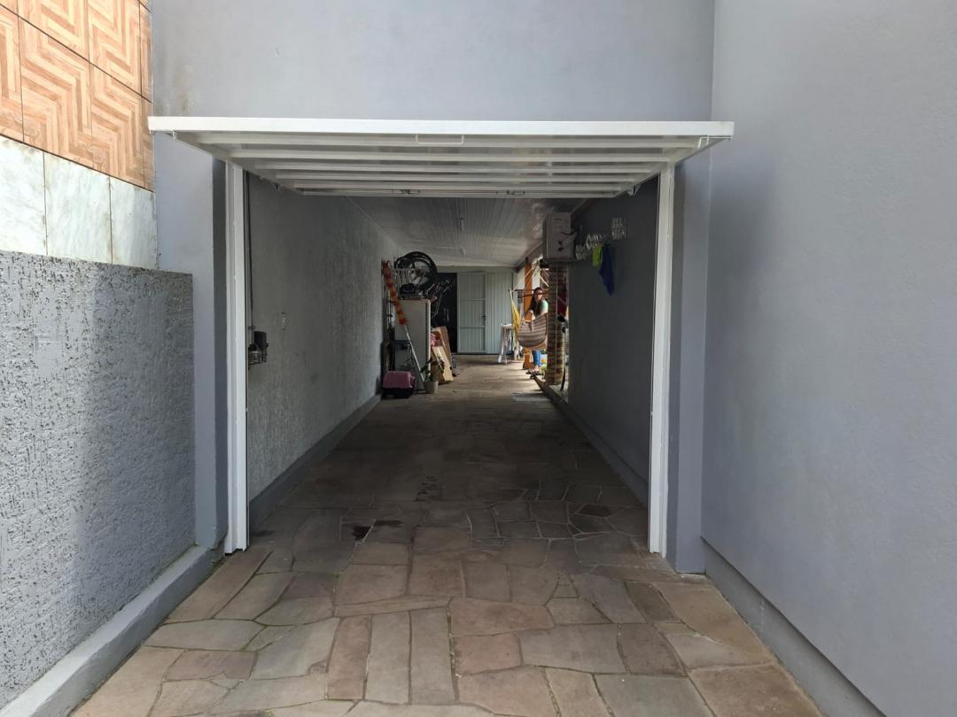 Casa com piscina e edícula