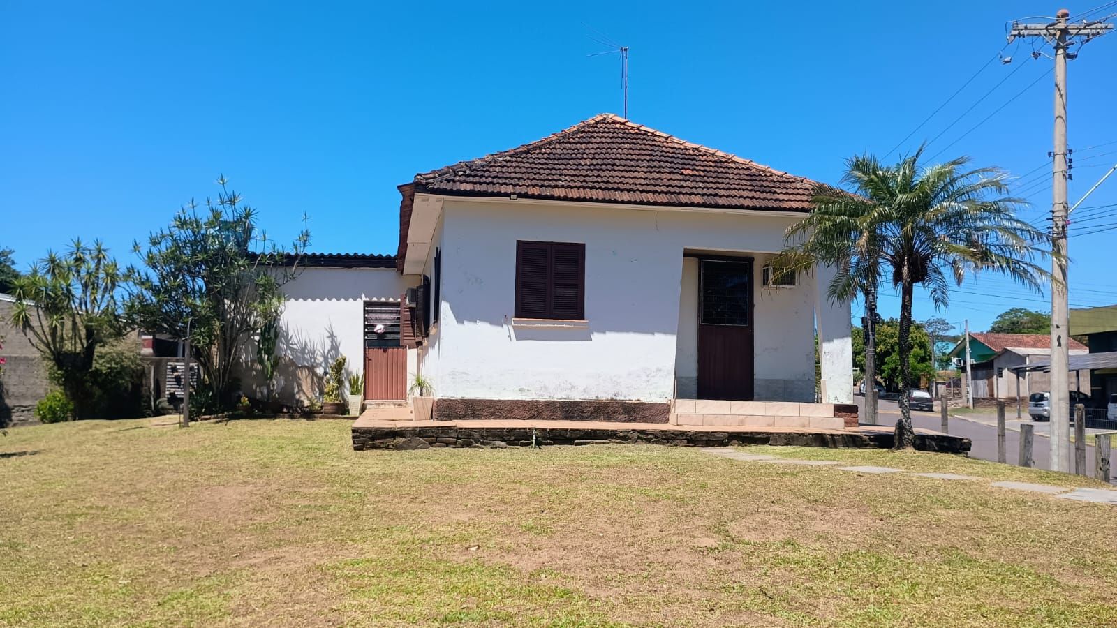 Terreno com casa e galpão em Capela de Santana