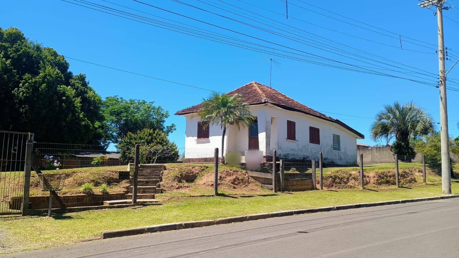 Terreno com casa e galpão em Capela de Santana