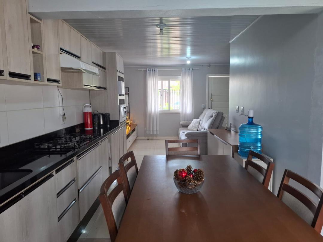 Casa com piscina e edícula