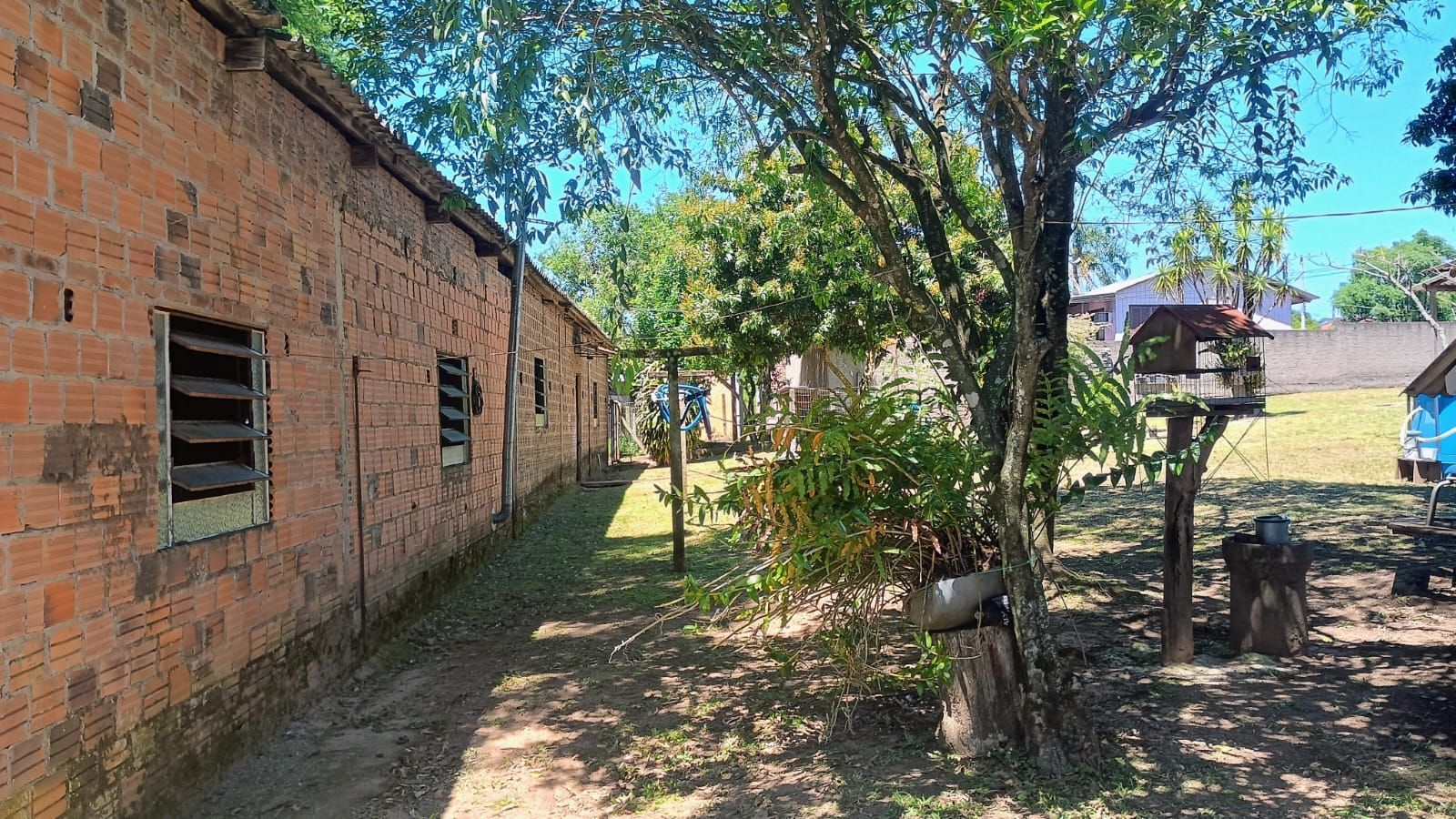 Terreno com casa e galpão em Capela de Santana