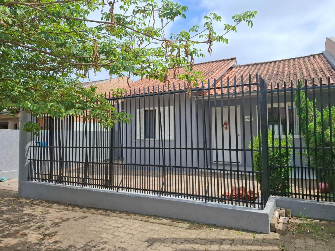 Casa com piscina e edícula