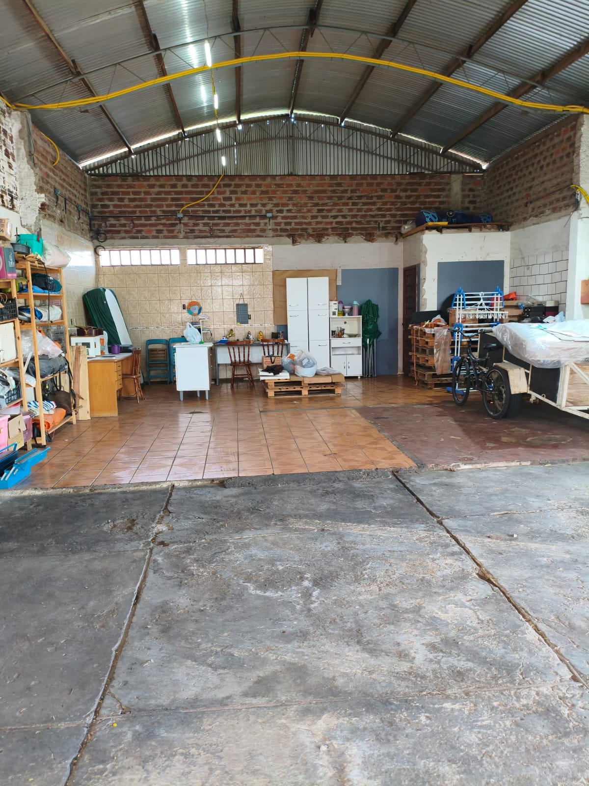 Pavilhão comercial com residência em Portão