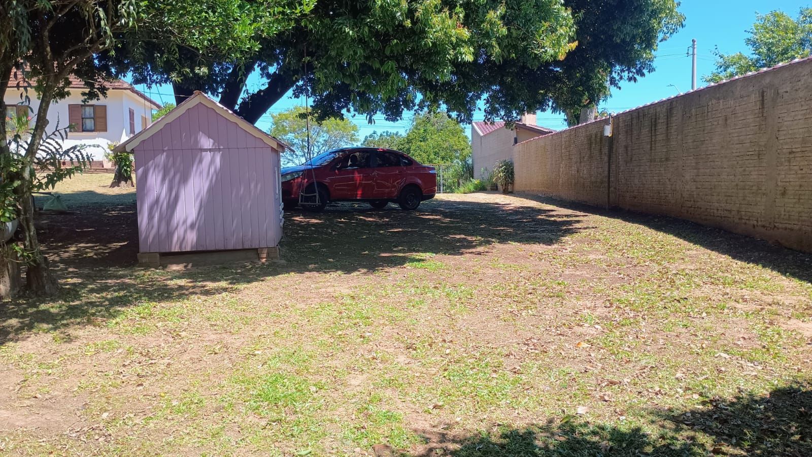 Terreno com casa e galpão em Capela de Santana