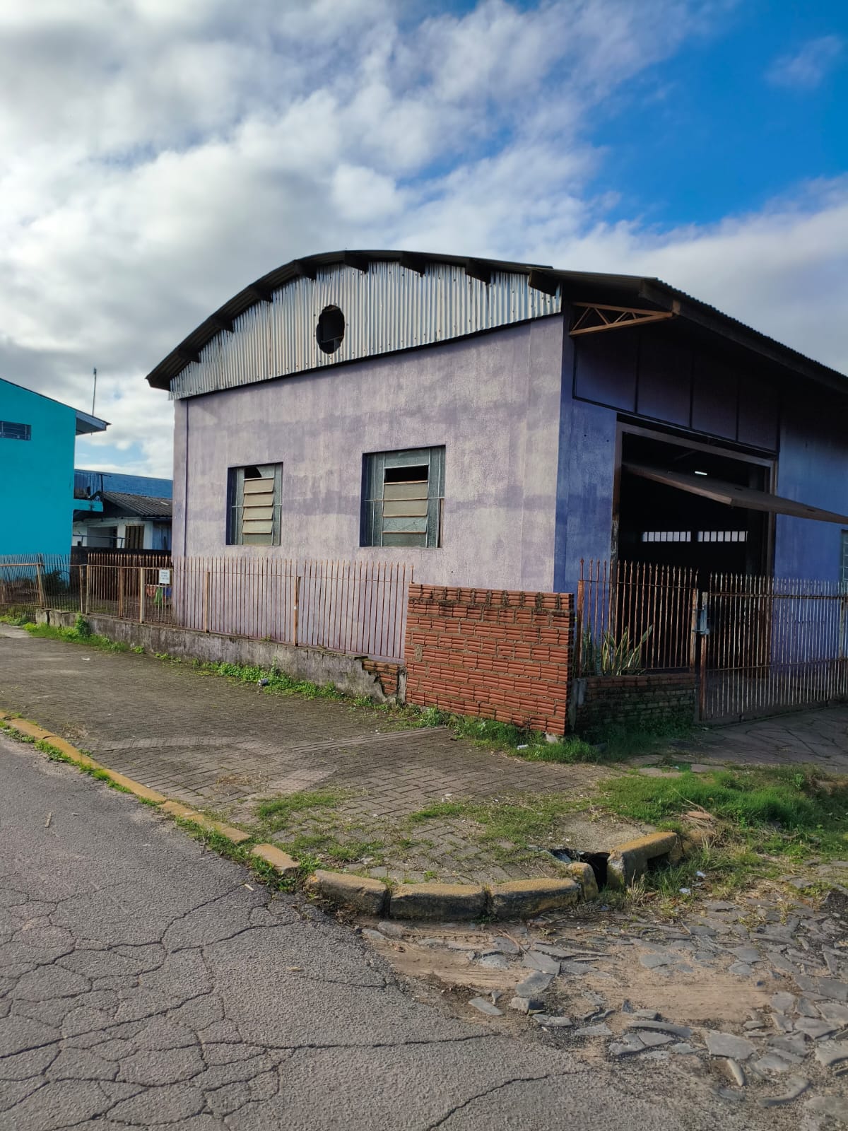 Pavilhão comercial com residência em Portão