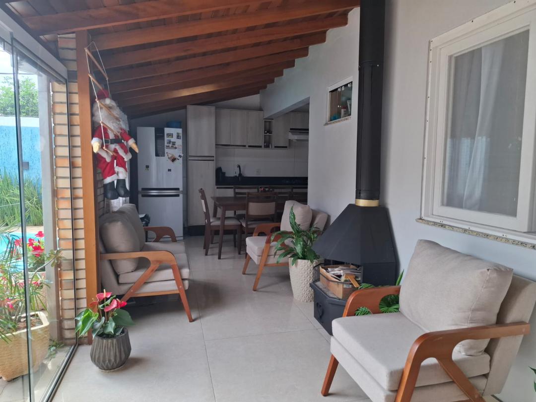 Casa com piscina e edícula