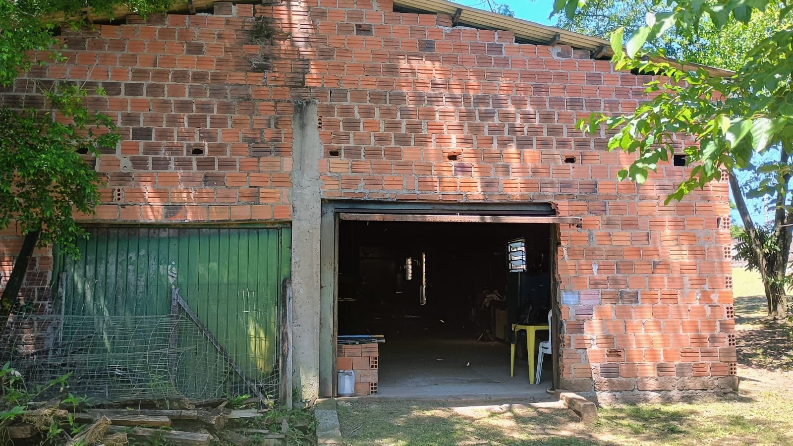 Terreno com casa e galpão em Capela de Santana