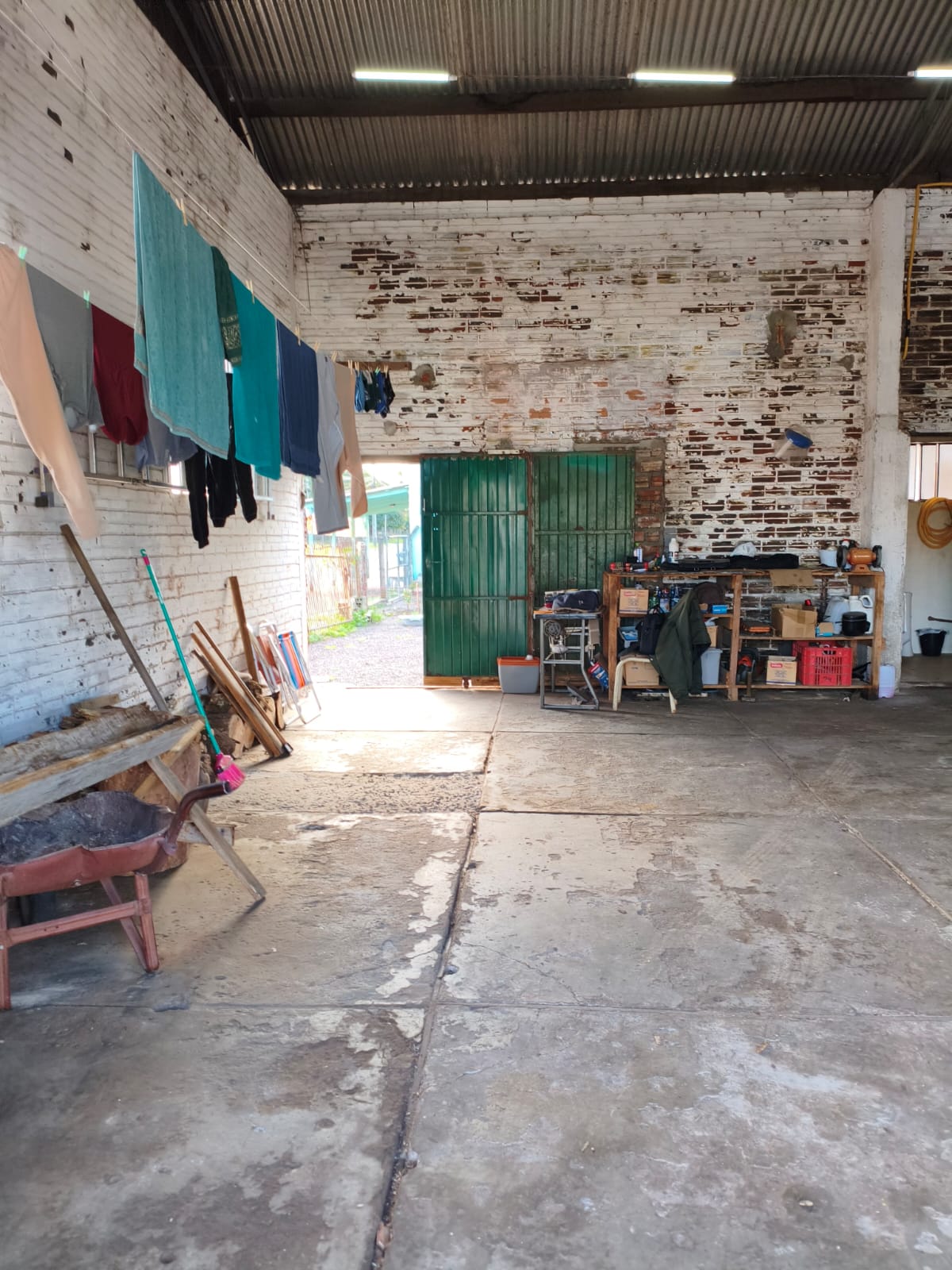 Pavilhão comercial com residência em Portão