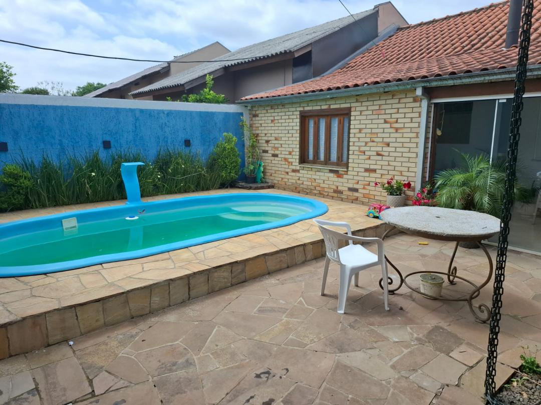 Casa com piscina e edícula