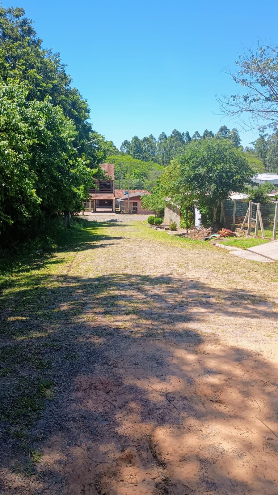 Terreno com casa e galpão em Capela de Santana