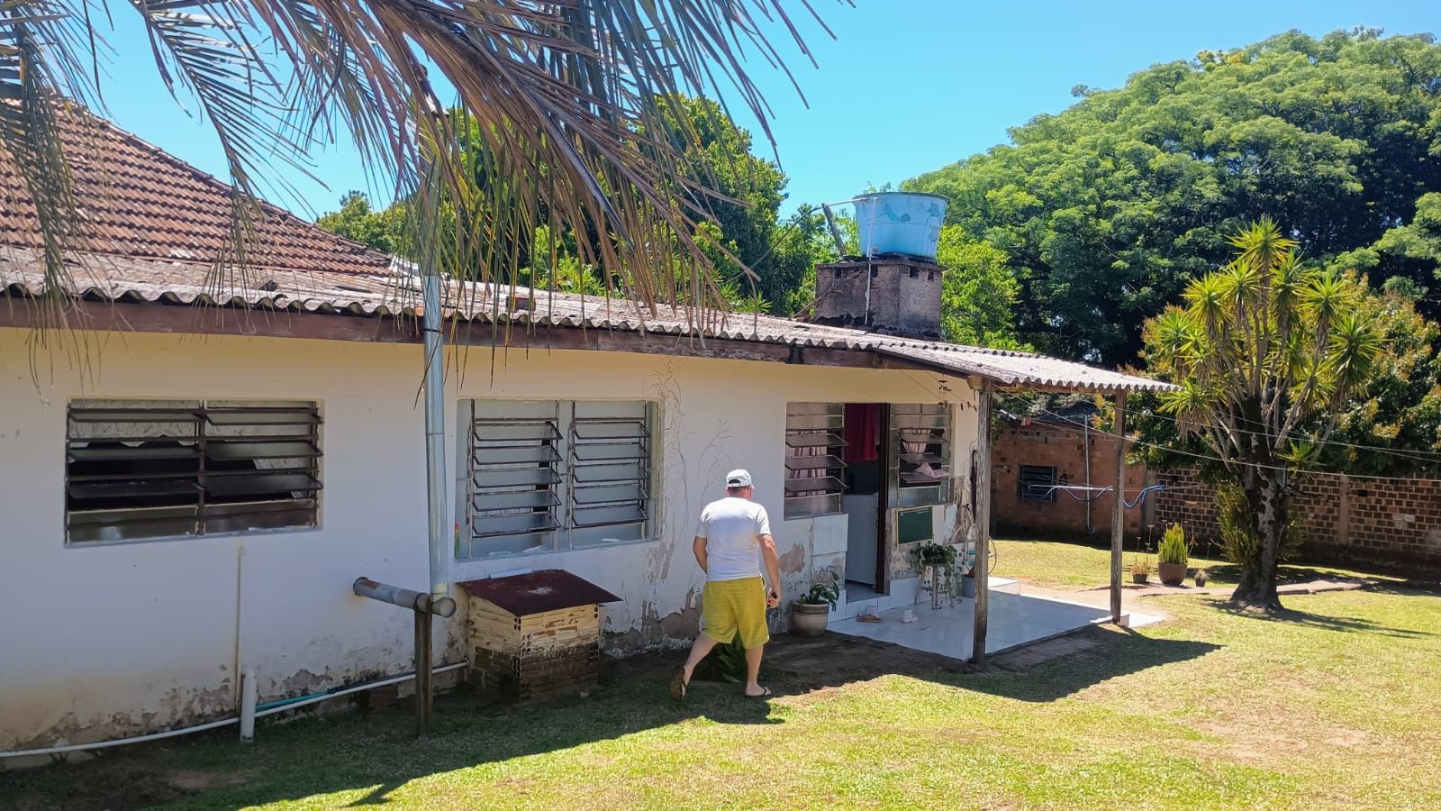 Terreno com casa e galpão em Capela de Santana