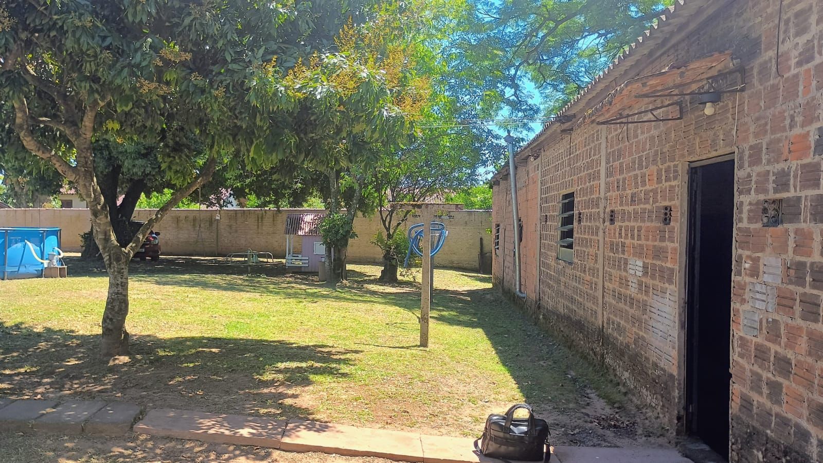 Terreno com casa e galpão em Capela de Santana
