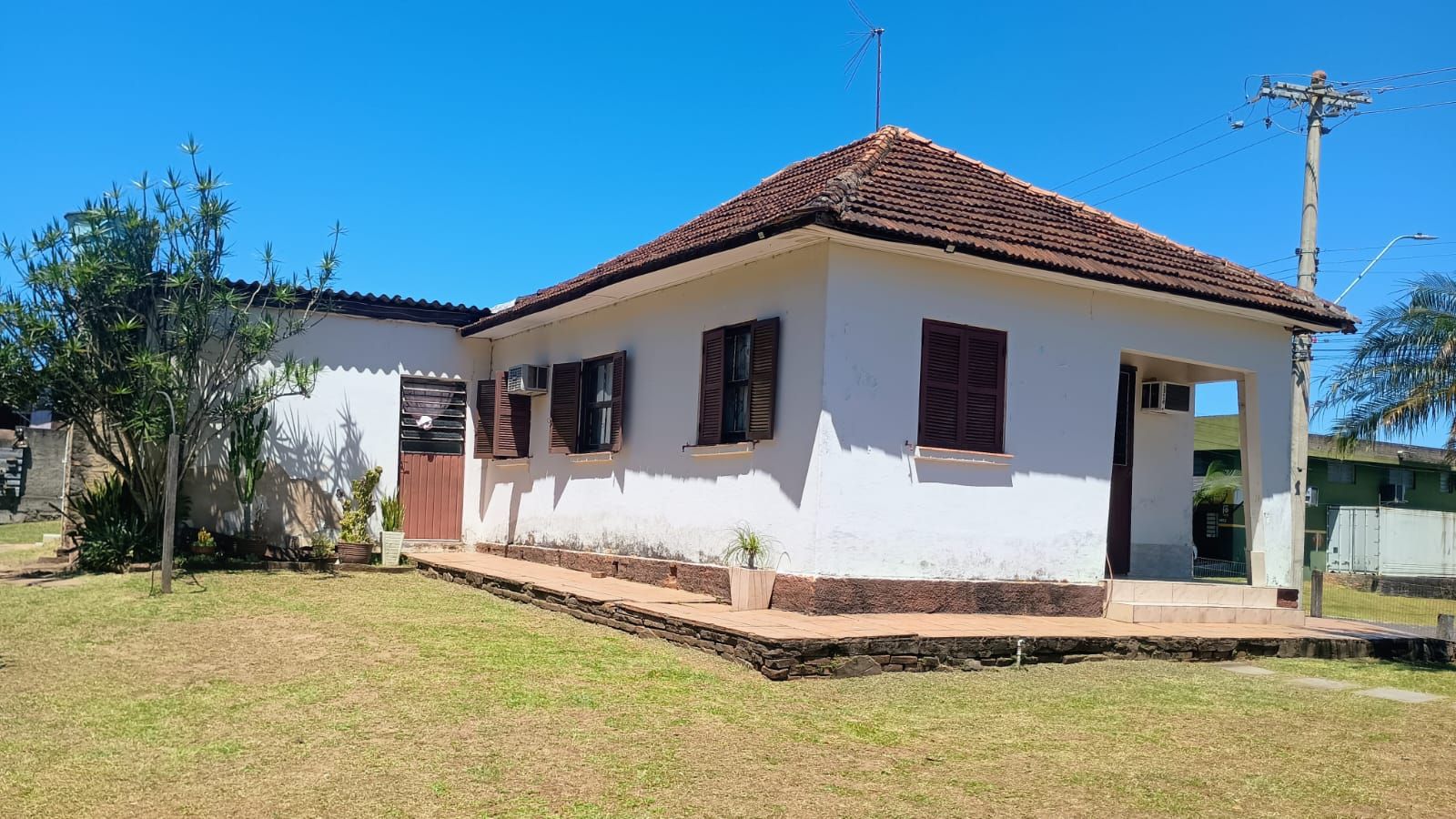 Terreno com casa e galpão em Capela de Santana