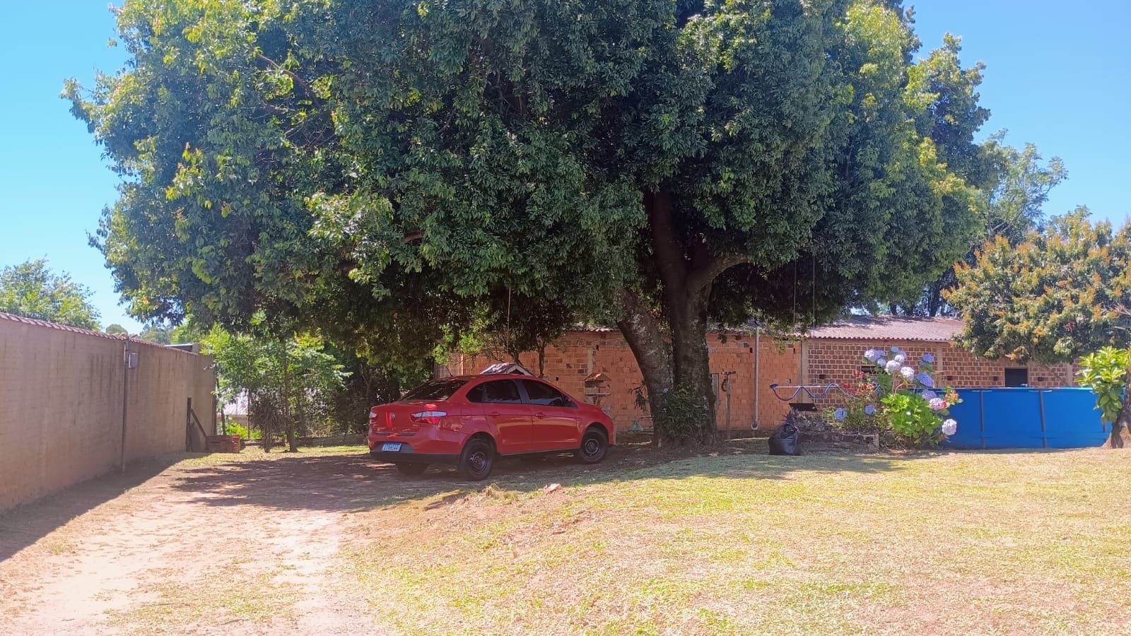 Terreno com casa e galpão em Capela de Santana