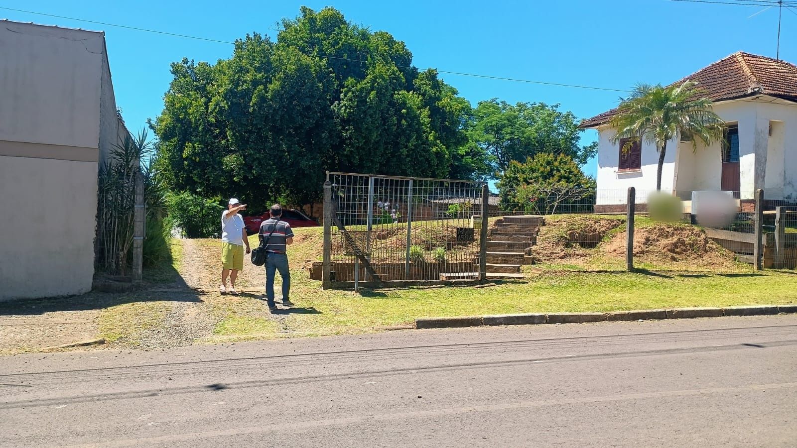 Terreno com casa e galpão em Capela de Santana