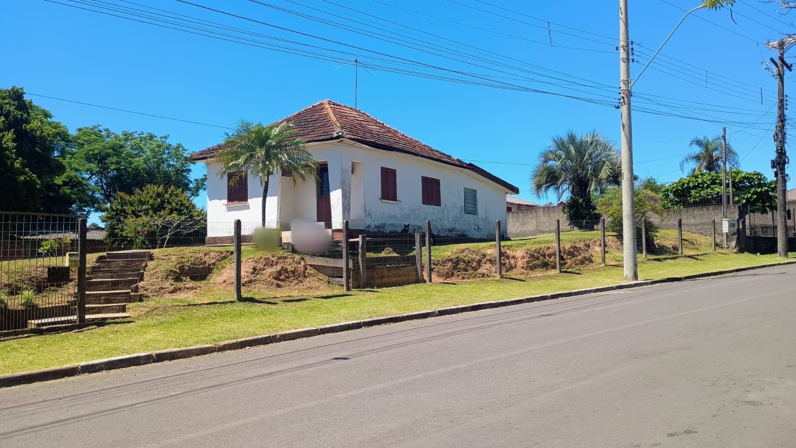 Terreno com casa e galpão em Capela de Santana