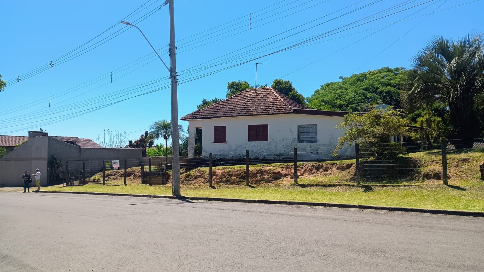 Terreno com casa e galpão em Capela de Santana